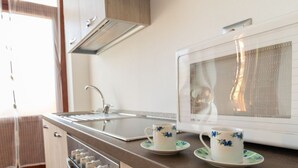Een koelkast, een magnetron, een broodrooster