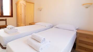 2 chambres, fer et planche Ă repasser, lit parapluie