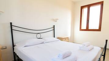 2 chambres, fer et planche Ă repasser, lit parapluie