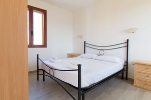 2 habitaciones, tabla de planchar con plancha y cuna de viaje 