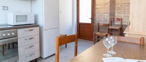 Kjøleskap, mikrobølgeovn og brødrister