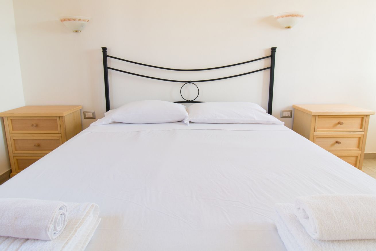 2 bedrooms, iron/ironing board, travel cot