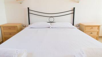 2 bedrooms, iron/ironing board, travel cot