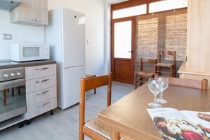 Kühlschrank, Mikrowelle, Toaster