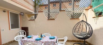 Espacio, comodidad y relax en Mandriola, a pocos pasos del marDescubre el Apartamento Conchiglia, un amplio y cómodo apartamento de tres habitaciones situado en Mandriola, a solo 3 minutos a pie de la playa. Perfecto para quienes buscan unas vacaciones