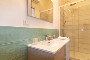 Regadera, bidet, shampoo, papel de baño 
