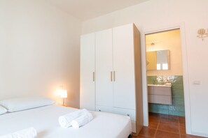 2 slaapkamers, reisbedje