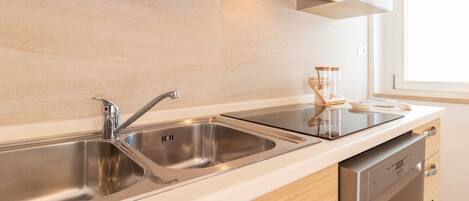 Kühlschrank, Mikrowelle, Geschirrspüler