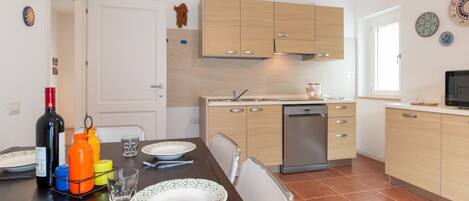 Kühlschrank, Mikrowelle, Geschirrspüler