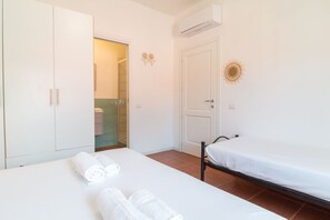 2 bedrooms, travel cot - Casa Mare Levante | Santa Caterina di Pittinuri (CUGLIERI)