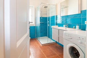 Een douche, een bidet, shampoo, toiletpapier