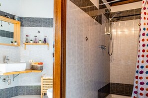 Doccia, bidet, asciugamani, carta igienica