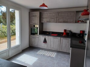 Fridge, microwave, oven, stovetop - Quiet villa in sought-after wooded area La Faute-sur-Mer (La Faute-sur-Mer)