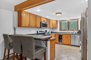 Fridge, microwave, stovetop, dishwasher - Glazebrook B01 Located in the heart of Killington is a beautiful spacious townhouse with plenty of space for multiple families to vacation together. (please note this unit has NO AIR CONDITIONING) The Killington golf course and Green Mountain Nationa (Killington)