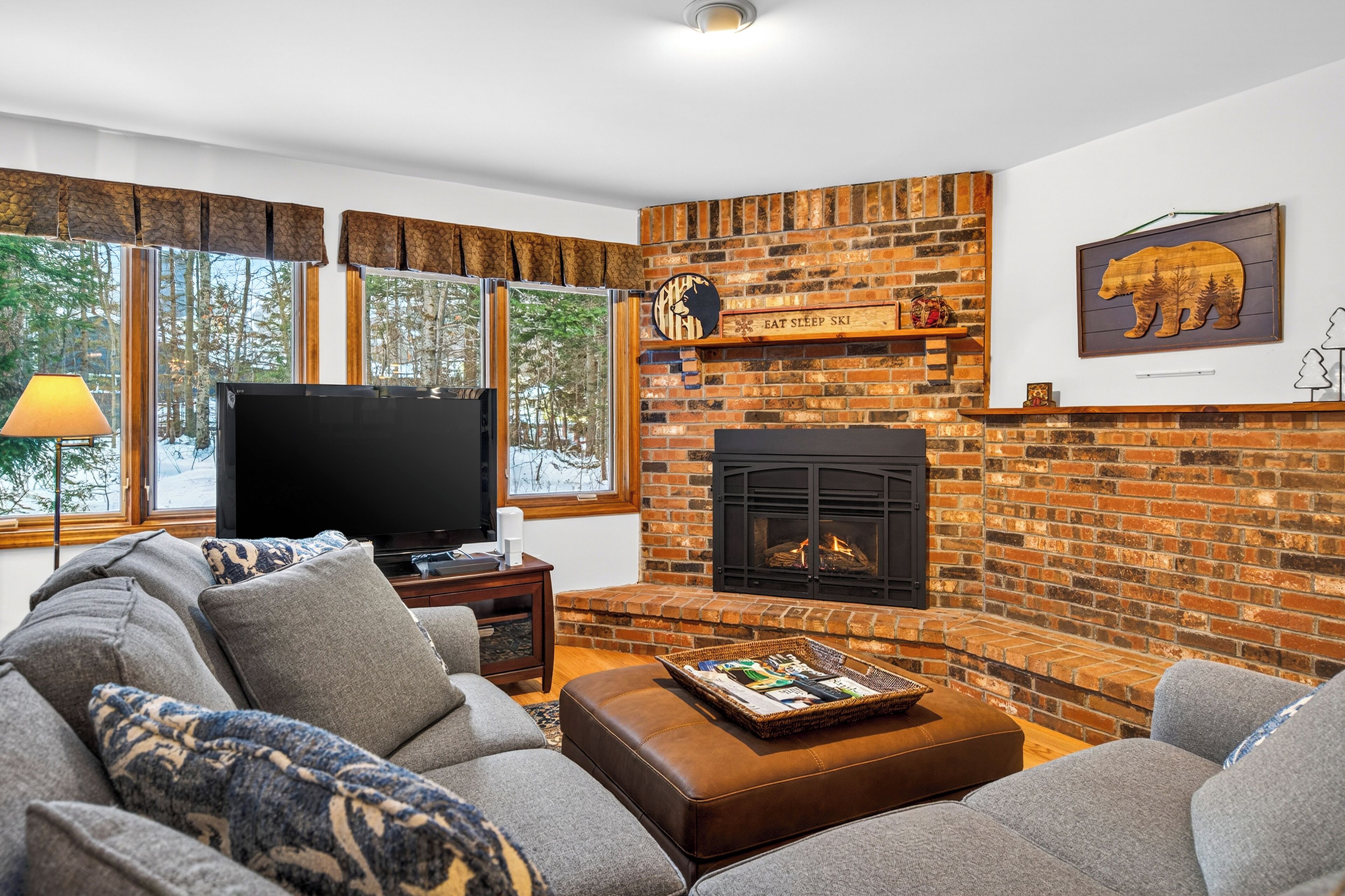 Smart TV, fireplace