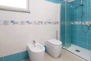 Douche, bidet, serviettes fournies, papier toilette
