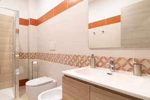 Bruser, bidet, håndklæder, Toiletpapir