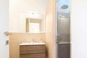 Douche, bidet, serviettes fournies, papier toilette