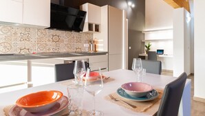 Une cuisine moderne avec un coin repas aménagé pour prendre un repas.