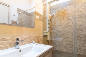 Shower, bidet, towels, toilet paper - Casa degli Artigiani (Oristano)
