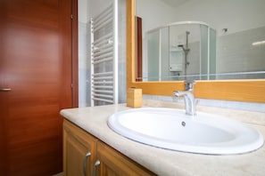 Shower, bidet, towels, shampoo - Civico 89-Urban Retreat (Oristano)