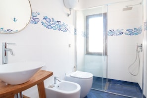 Douche, bidet, serviettes fournies, shampoing