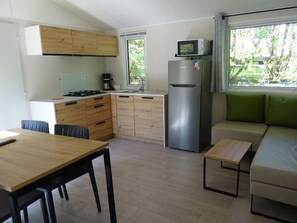 Fridge, microwave, coffee/tea maker - Comfort Mobile Home with Terrace in Commequiers (Commequiers)