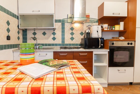 Fridge, microwave