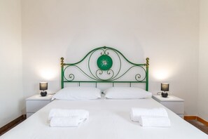 3 bedrooms, travel cot