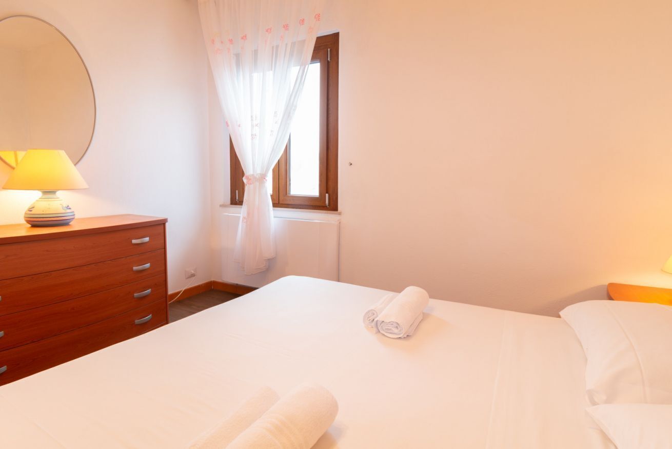 3 bedrooms, travel cot