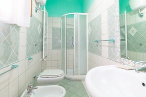 Dusche, Bidet, Handtücher, Shampoo