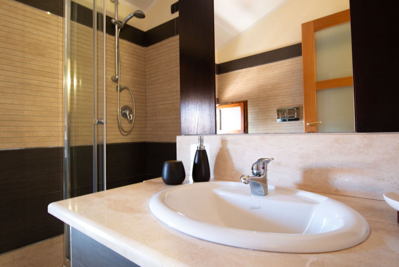 Douche, sèche-cheveux, bidet, serviettes fournies