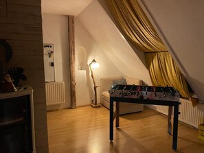 Games room - Vacation apartment with family bed - ideal for families, groups and fitters (Groß Niendorf)