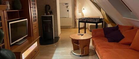 Smart-TV, Kamin, Tischfußball, Bücher