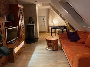 Smart-TV, Kamin, Tischfußball, Bücher