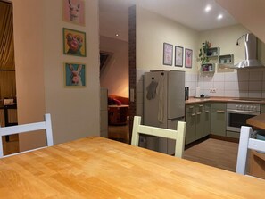 Kylskåp, mikrovågsugn, ugn och spishäll