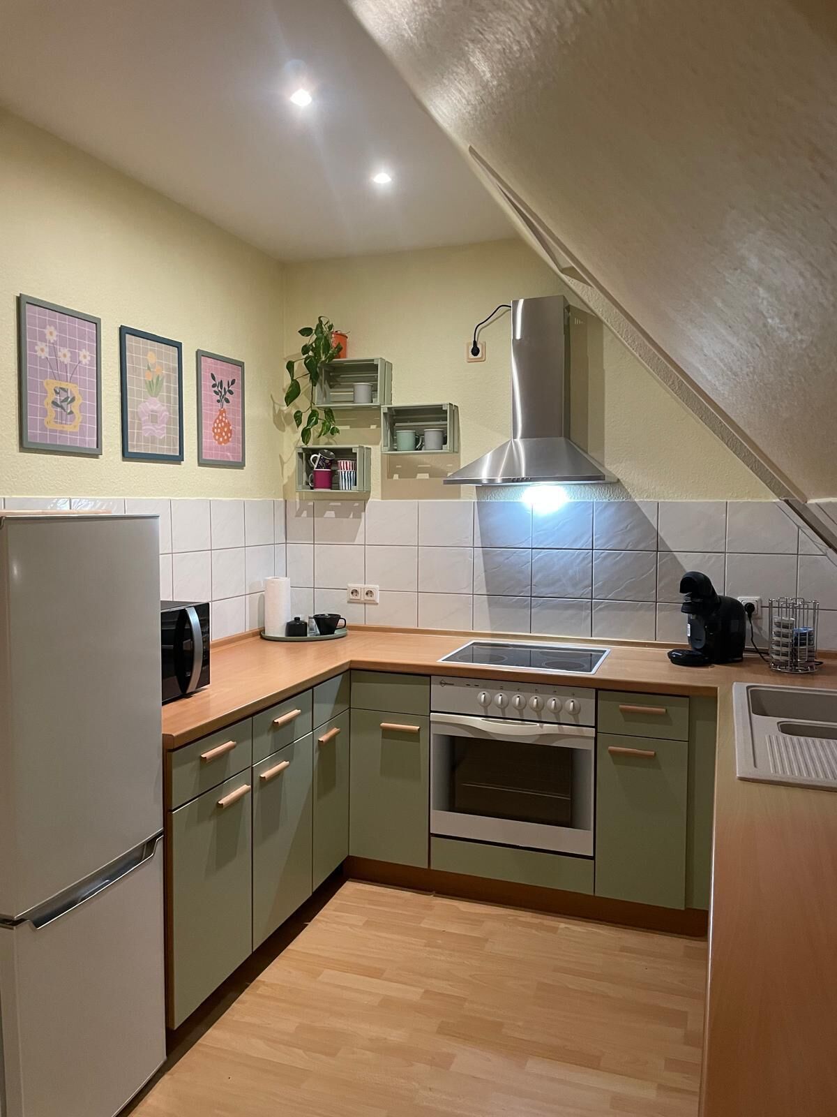 Een koelkast, een magnetron, een oven, een kookplaat