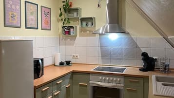 Kjøleskap, mikrobølgeovn, ovn og kokeplater