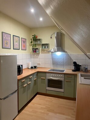 Kylskåp, mikrovågsugn, ugn och spishäll