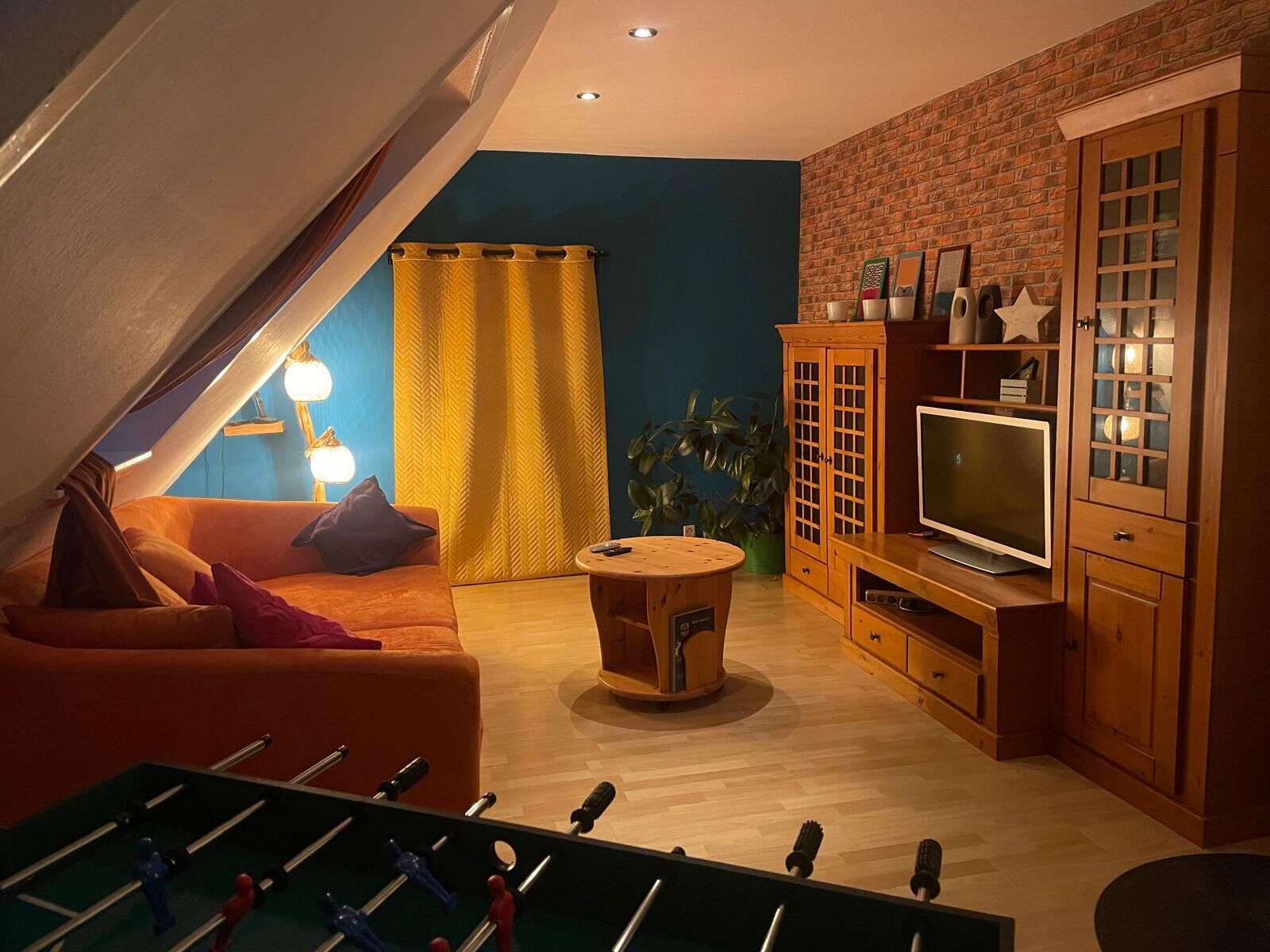 Een smart-tv, een open haard, tafelvoetbal en boeken