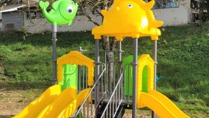 Un parque infantil con toboganes y estructuras para escalar.