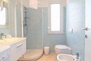 Ducha, bidé, toallas y champú