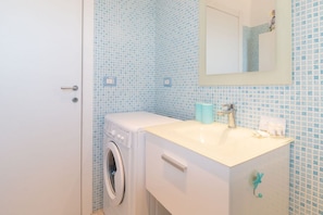 Douche, bidet, serviettes fournies, shampoing