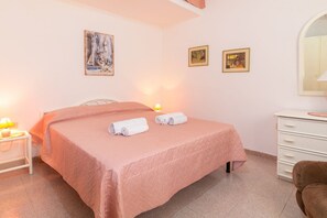 2 Schlafzimmer, Reisekinderbett