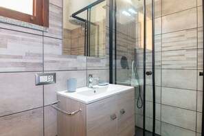 Regadera, bidet, toallas, papel de baño 