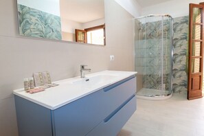 Regadera, bidet, toallas, shampoo 