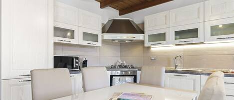 Kjøleskap, mikrobølgeovn og oppvaskmaskin