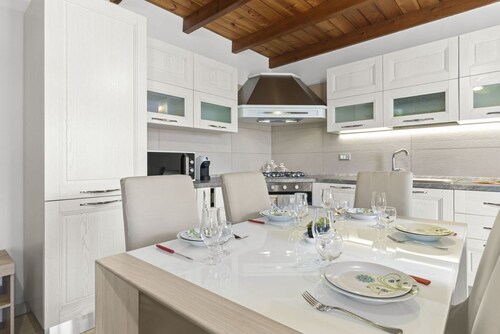 Das Casa Sarchitteddu liegt in der Gegend von S'architteddu, nur wenige Schritte von den Stränden von S'Anea Scoada und Putzu Idu entfernt und heißt Sie während Ihres Urlaubs willkommen. Das Haus besteht aus einer Eingangshalle mit Wohnzimmer mit Fern