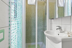 Dusche, Bidet, Handtücher, Shampoo
