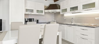 Situada en la zona de S'architteddu, a pocos pasos de las playas de S'Anea Scoada y Putzu Idu, Casa Sarchitteddu está lista para darle la bienvenida durante sus vacaciones. La casa consta de recibidor con salón comedor con TV y decodificador, cocina eq